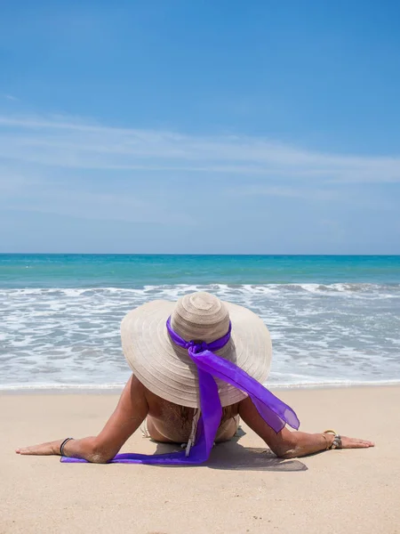 Mulher elegante na praia — Fotografia de Stock