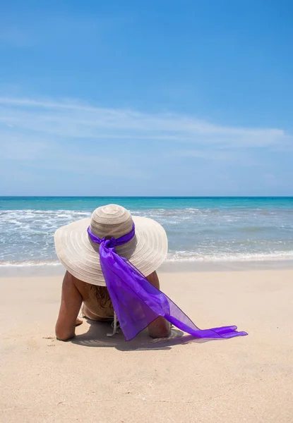 Stijlvolle vrouw op het strand — Stockfoto