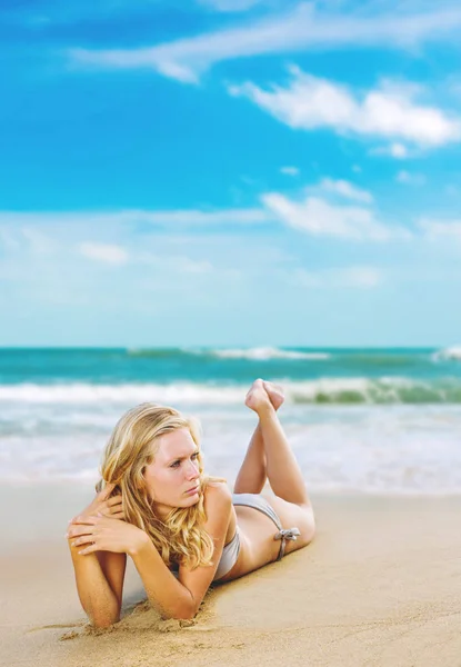 Vrouw aan het strand door zee — Stockfoto