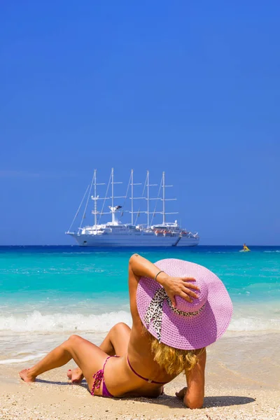 Kobieta lato wakacje na plaży — Zdjęcie stockowe