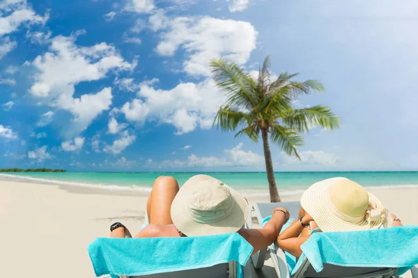 Couple sur la plage à la station tropicale Voyage — Photo