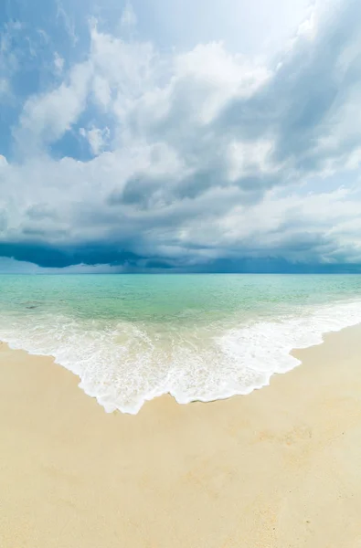 Ocean wave en sandy beach — Stockfoto