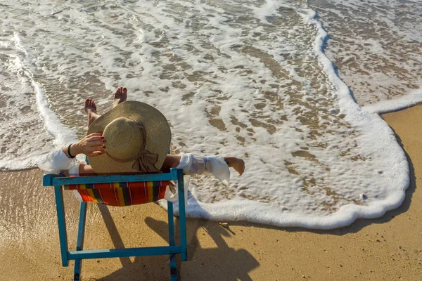 Woman relaxing  on sun bed sofa lounge chair on holidays — Stock Photo, Image