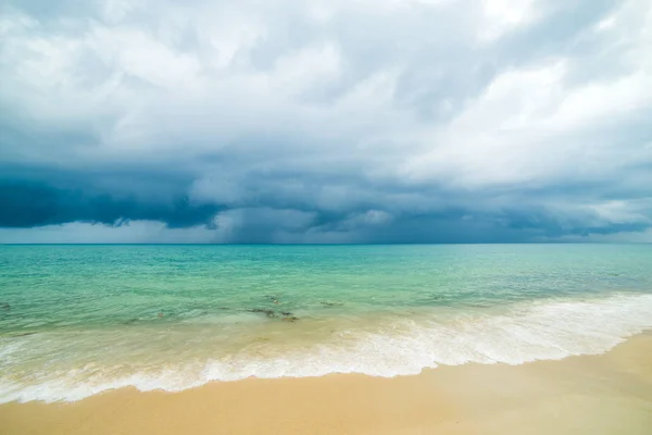 Okyanus dalgası ve sandy beach — Stok fotoğraf