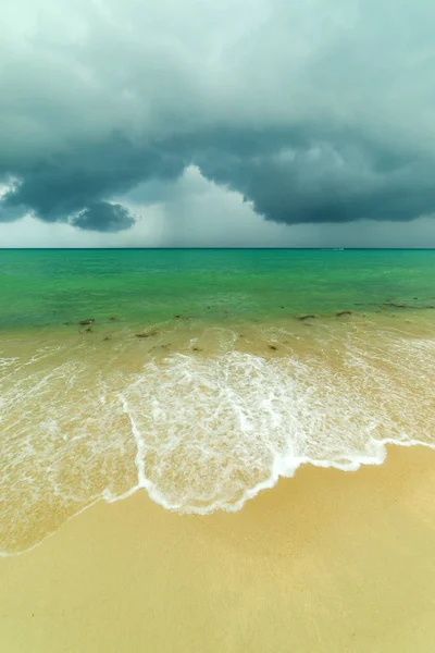 Ocean wave en sandy beach — Stockfoto