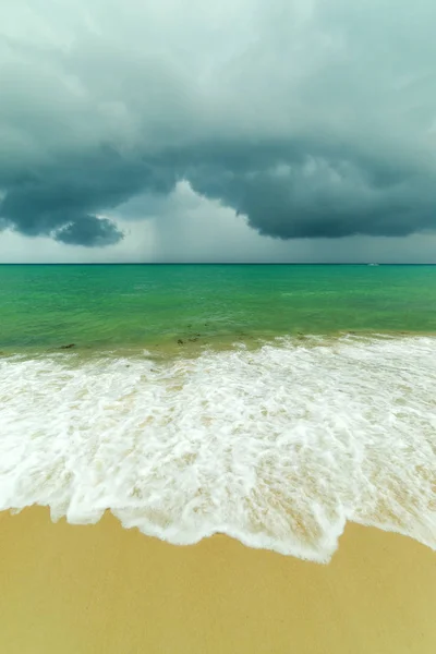 Okyanus dalgası ve sandy beach — Stok fotoğraf