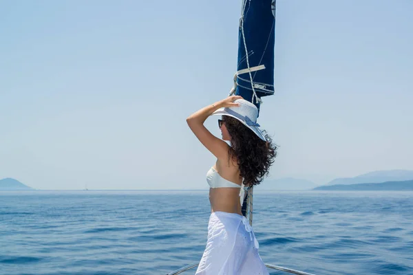 Donna su una barca a vela nel Mar Ionio — Foto Stock