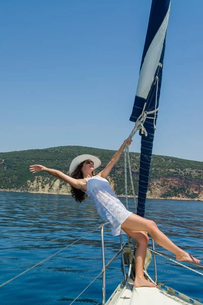 Frau auf einem Segelboot im Ionischen Meer — Stockfoto