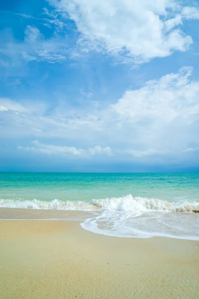 Ocean wave a sandy beach — Stock fotografie