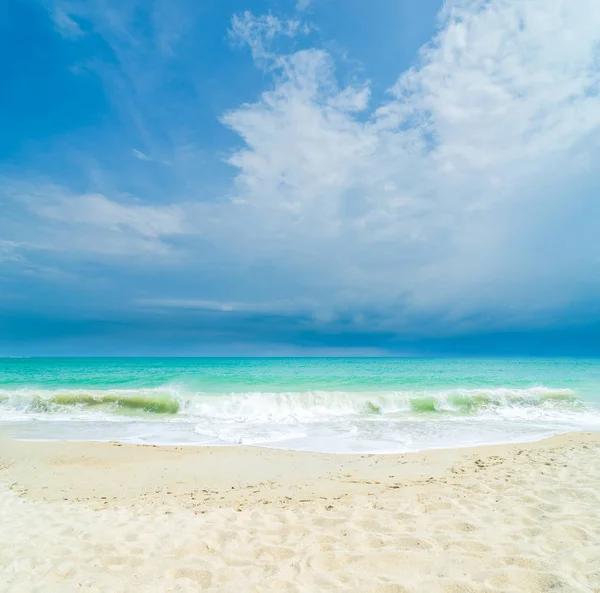 Océano ola y playa de arena — Foto de Stock