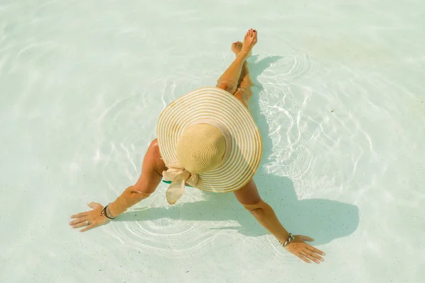 Frau mit Hut am Pool — Stockfoto