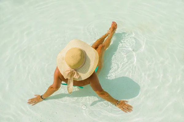 Woman with hat at the pool — Stock Photo, Image