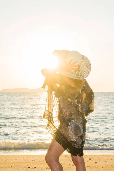 Donna con cappello di paglia in spiaggia — Foto Stock
