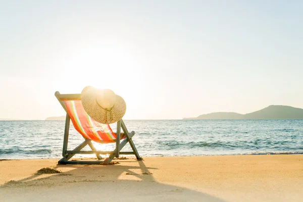 Крісло на палубі на пляжі — стокове фото