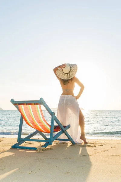 Güneşlenme deniz kenarında yatan genç kadın — Stok fotoğraf