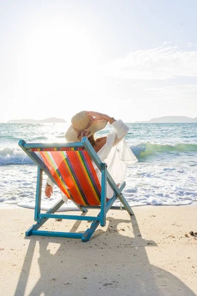 Frau entspannt sich im Urlaub auf dem Sofa — Stockfoto