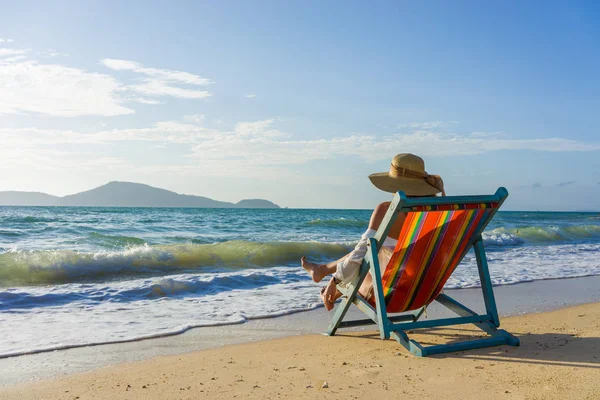 Frau entspannt sich im Urlaub auf dem Sofa — Stockfoto