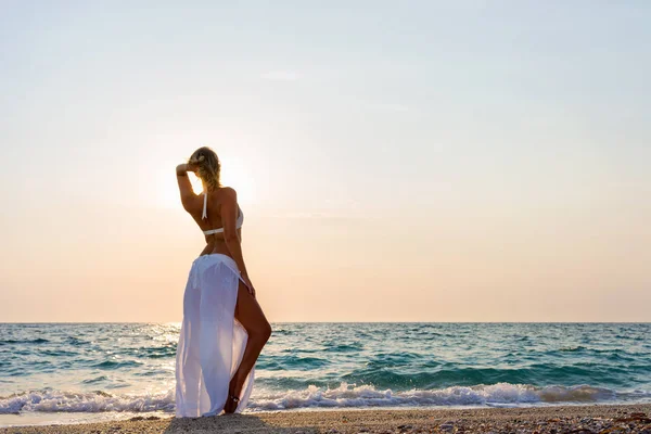 Flott kvinna på stranden i Grekland — Stockfoto