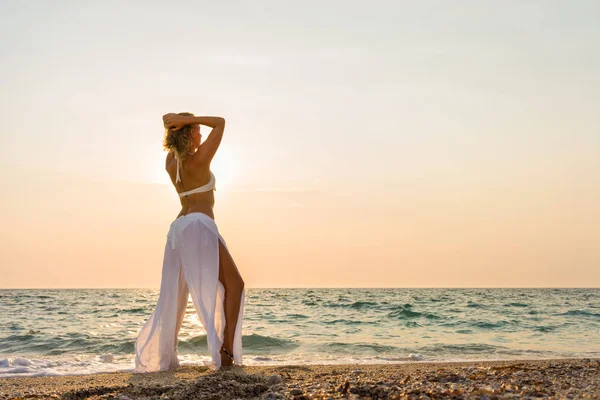 Stijlvolle vrouw aan het strand in Griekenland — Stockfoto