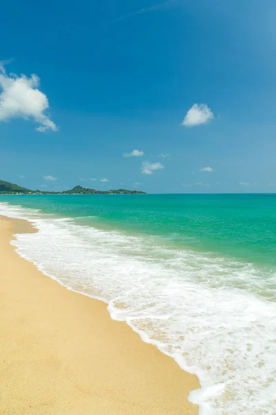 Onda oceânica e praia arenosa — Fotografia de Stock