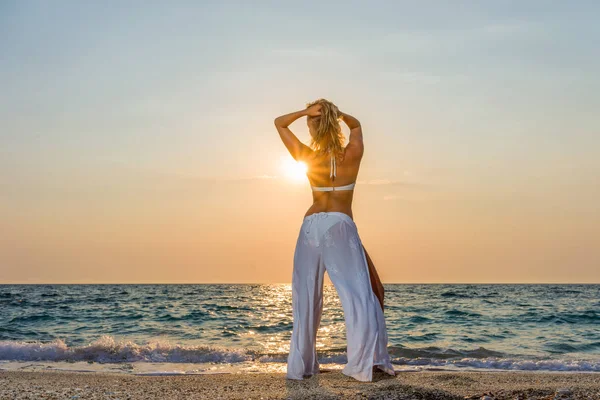 Stijlvolle vrouw aan het strand in Griekenland — Stockfoto
