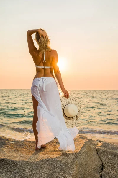 Frau Hut am Strand bei Sonnenuntergang — Stockfoto
