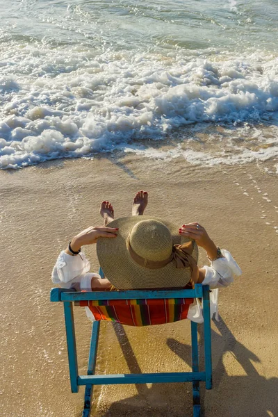 Žena relaxaci na slunci postel pohovka lehátku na dovolené — Stock fotografie