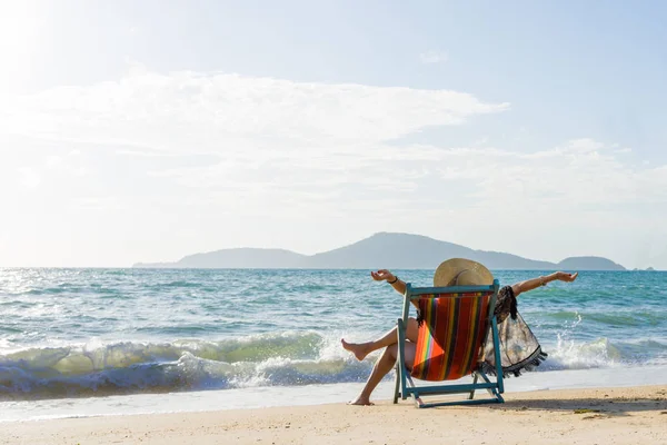 Mujer relajante en el sofá cama de sol silla de estar en vacaciones — Foto de Stock