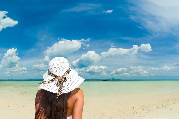 Donna sulla spiaggia in riva al mare — Foto Stock