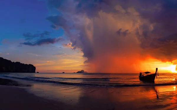 Long tail boat at Sunset on the beach of Ao Nang in Krabi — Stock Photo, Image