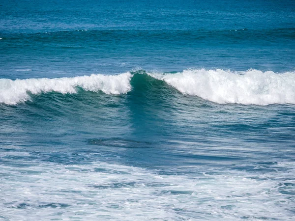 Tropikal okyanusta mavi dalga. 