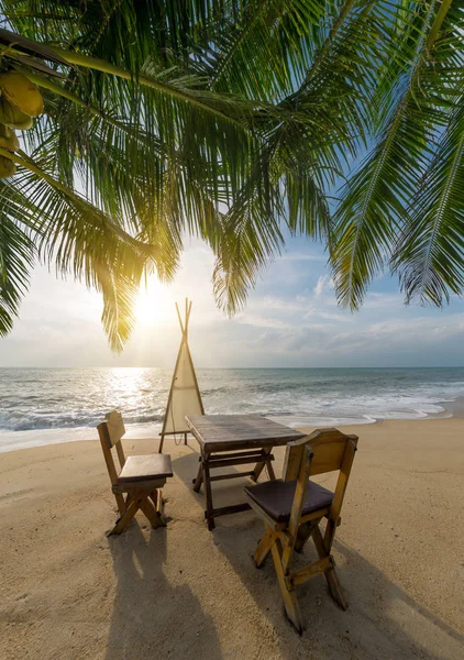 Sitting place and table in a tropical beach — Stock Photo, Image