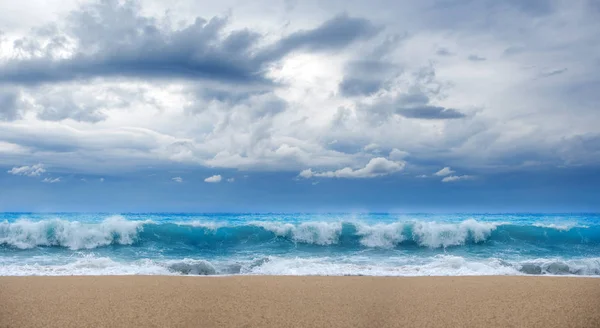 Blauwe Golf in tropische oceaan. — Stockfoto