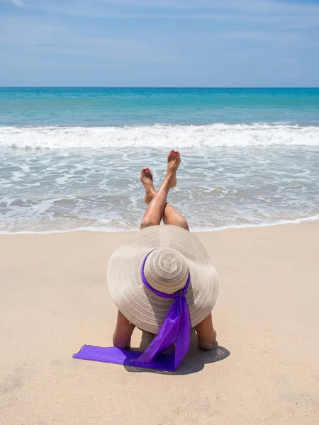 Sahilde zarif kadın 