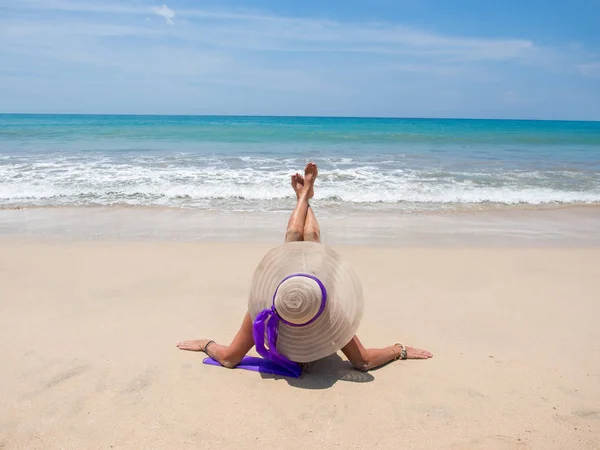 Mujer con clase en la playa — Foto de Stock