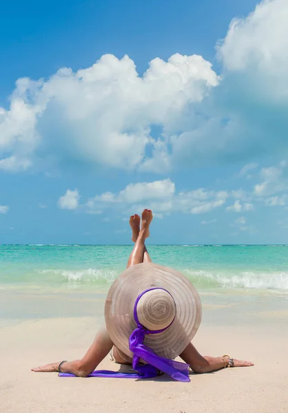 Mulher elegante na praia — Fotografia de Stock