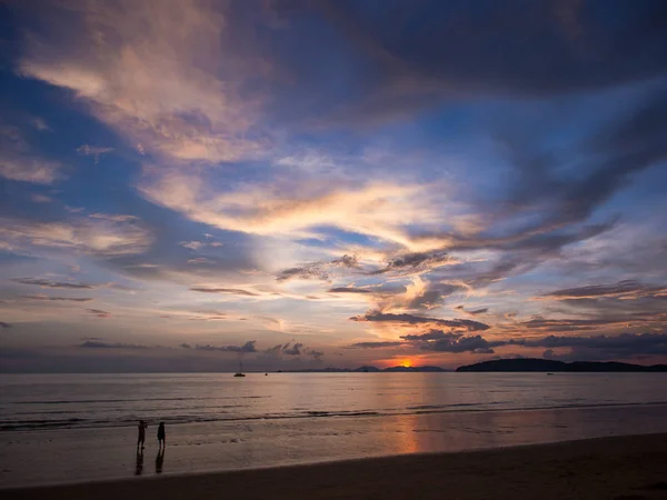 Krajobraz tropikalny zachód słońca na plaży. Ao Nang w prowincji Krabi province — Zdjęcie stockowe