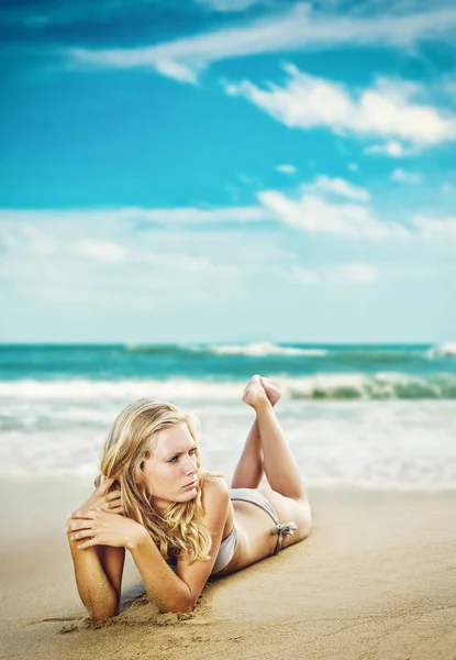 Mulher na praia junto ao mar — Fotografia de Stock