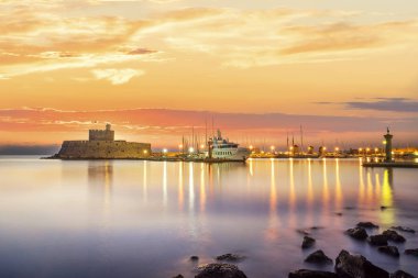 Mandraki Limanı Rhodes Yunanistan üzerinde kale