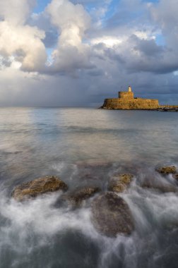 Rodos Yunanistan 'ın Mandraki limanındaki Agios Nikolaos Kalesi