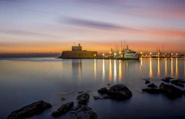 Rodos Yunanistan 'ın Mandraki limanındaki Agios Nikolaos Kalesi