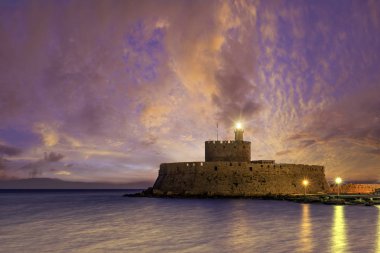 Rodos Yunanistan 'ın Mandraki limanındaki Agios Nikolaos Kalesi