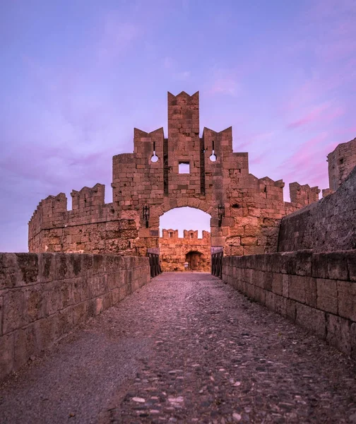 A muralha da fortaleza no porto ao pôr-do-sol. Rodes — Fotografia de Stock