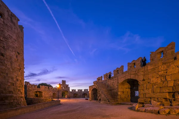 Il muro della fortezza nel porto al tramonto. Rodi — Foto Stock