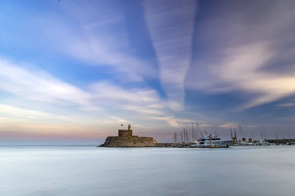 Agios Nikolaos erőd Rhodes Görögország Mandraki kikötőjében — Stock Fotó
