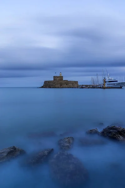 Fortaleza de Ágios Nikolaos no porto de Mandraki em Rodes — Fotografia de Stock