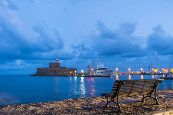 Fortaleza de Ágios Nikolaos no porto de Mandraki em Rodes — Fotografia de Stock