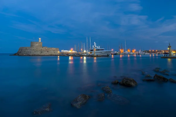 Fortaleza de Ágios Nikolaos no porto de Mandraki em Rodes — Fotografia de Stock