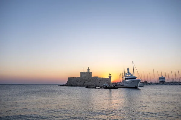 Fortezza di Agios Nikolaos sul porto Mandraki di Rodi Grecia — Foto Stock