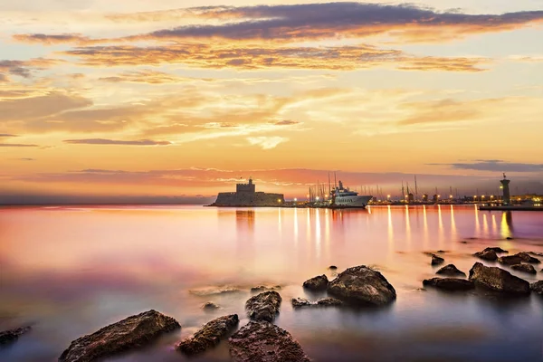 Fortaleza de Ágios Nikolaos no porto de Mandraki, em Rodes, Grécia — Fotografia de Stock